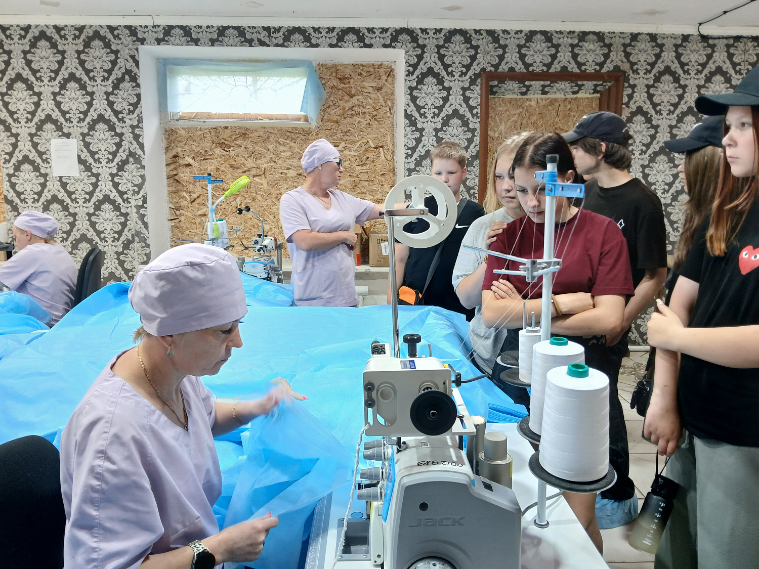 ДАЛМАТОВСКИЕ ШКОЛЬНИКИ ПОПРОБОВАЛИ СЕБЯ В РОЛИ ОПЕРАТОРОВ ШВЕЙНОГО ПРОИЗВОДСТВА